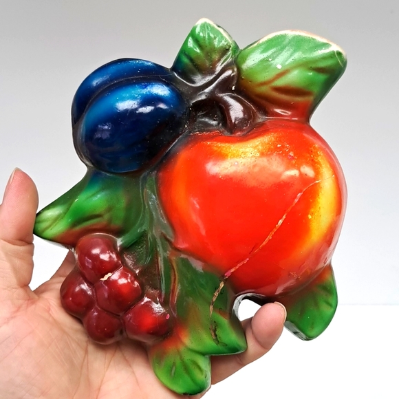 Vintage 1950’s set of 2 chalkware fruit cluster 2D wall plaques - Picture 2 of 12